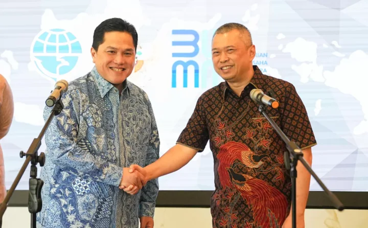 Biaya Logistik Menteri BUMN, Erick Thohir saat menyambangi Menteri Perhubungan, Dudy Purwagandhi di Kementerian Perhubungan, Jakarta.