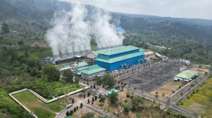 Pembangkit Listrik Tenaga Panas Bumi (PLTP) Ulubelu di Lampung berkapasitas 110 megawatt (MW). energi bersih