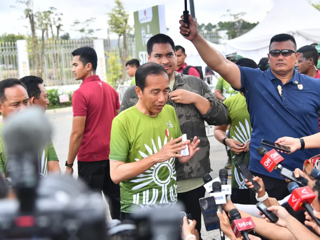 Presiden Joko Widodo saat memberikan keterangan kepada awak media tentang deflasi usai membuka sekaligus menghadiri Nusantara TNI Fun Run 2024 yang digelar di Kawasan Ibu Kota Nusantara 'IKN'