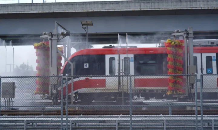 Cuci Kereta LRT Jabodebek