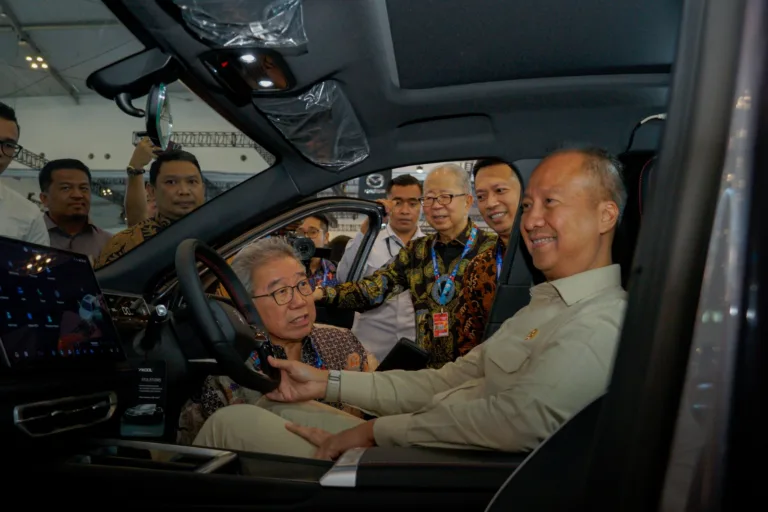GJAW Menteri Perindustrian Agus Kartasasmita