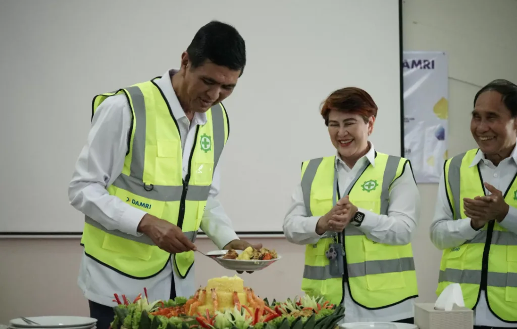 Pemotongan tumpeng pada perayaan HUT ke-78 DAMRI.