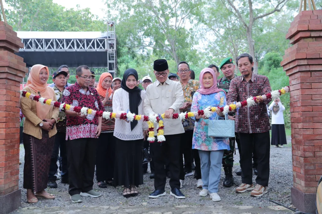 Menteri Desa dan Pembangunan Daerah Tertinggal (Mendes PDT) Yandri Susanto saat peresmian Badan Usaha Milik Desa