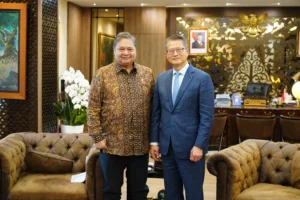 Menteri Airlangga Hartarto dan Financial Secretary Hong Kong Special Administrative Region (HKSAR) Paul Chan. investasi