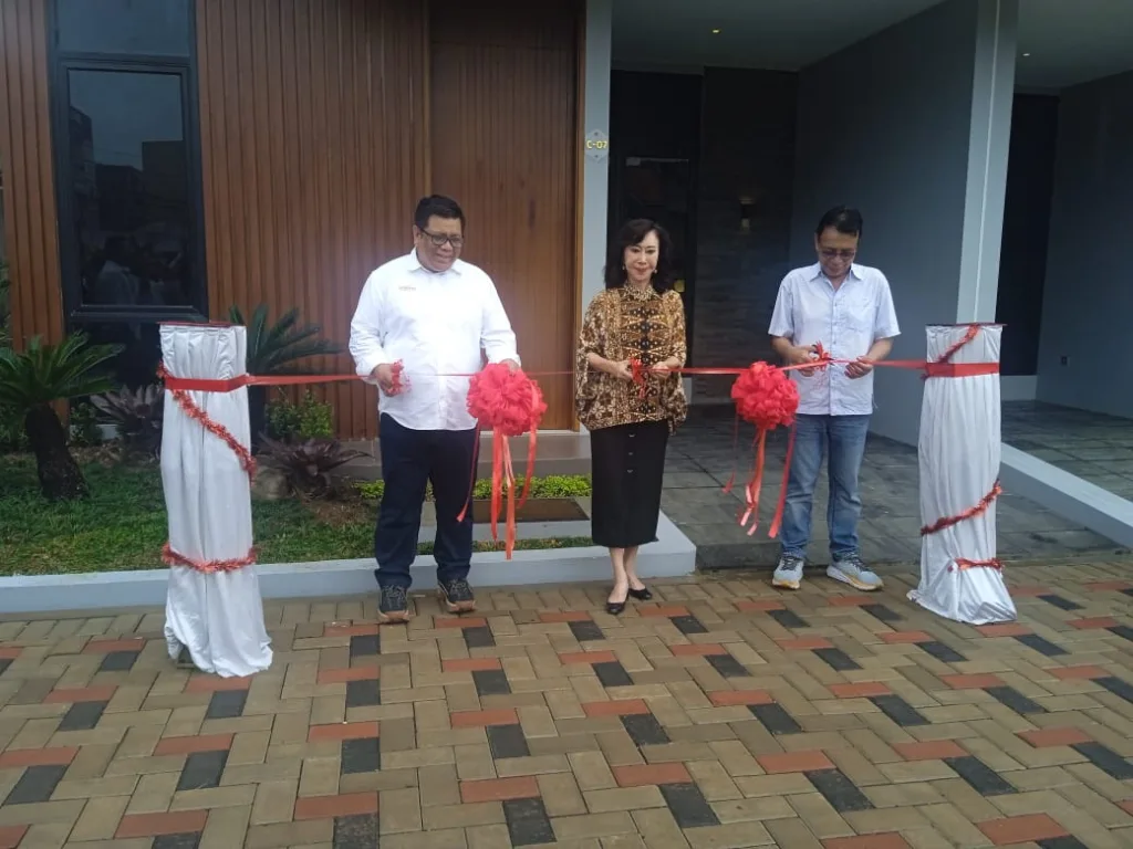 Ki-ka : Andre Utama sbg Chief Marketing Officer Purinusa Grup, Mariani sbg Komisaris Utama Purinusa Grup bersama Herman sebagai Direktur Purinusa Grup saat acara Hand Over Phase 1 dan Launching Rumah Contoh Purinusa Kembangan yg dikembangkan oleh Purinusa Grup hari Sabtu, tgl 22 Februari 2025 di Jakarta.