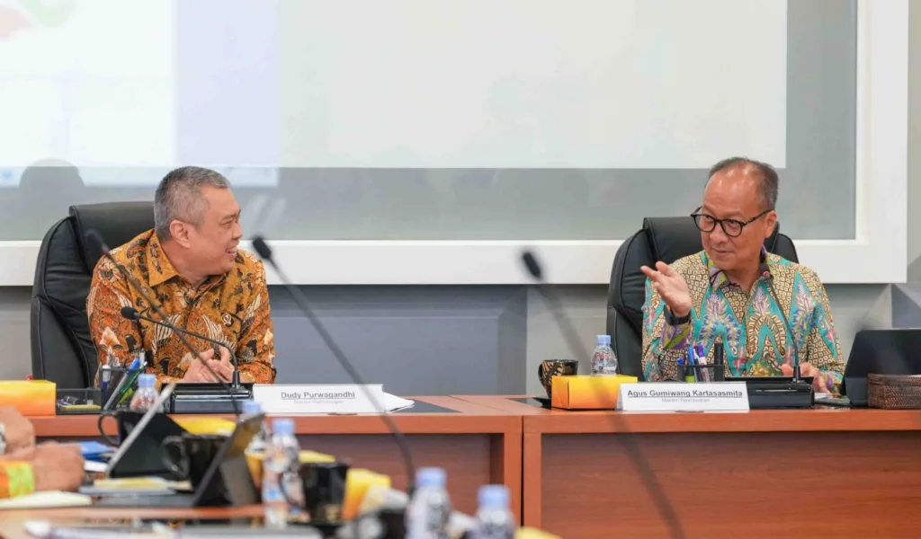 Menteri Perindustrian Agus Gumiwang Kartasasmita dan Menteri Perhubungan Dudy Purwagandhi. Berbicara tentang logistik ODOL