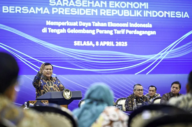 Presiden Prabowo Subianto membuka Sarasehan Ekonomi yang digelar di Menara Mandiri, Jakarta, pada Selasa, 8 April 2025. Kuota impor