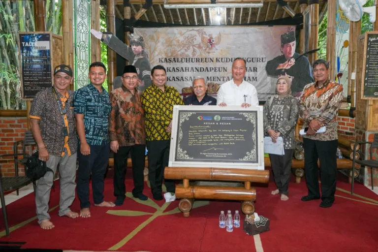 Menteri Perindustrian Agus Gumiwang Kartasasmita pada saat melakukan kunjungan kerja di Kabuyutan Bambu Muara Beres, Cibinong, Bogor, Jawa Barat