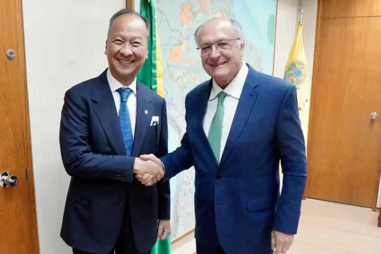 Menteri Perindustrian RI Agus Gumiwang Kartasasmita dengan Wakil Presiden sekaligus Menteri Pembangunan, Industri, Perdagangan dan Jasa Brasil, Geraldo Alckmin.
