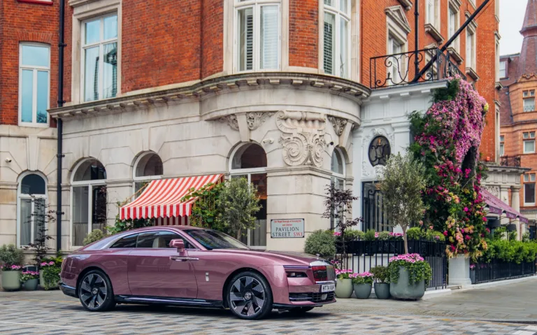 Rolls-Royce Spectre Velvet Orchid dan Peony Pink Coachline