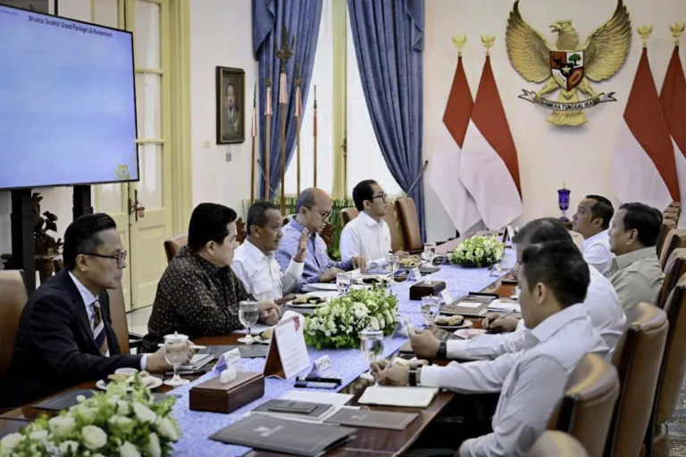 Presiden Prabowo Subianto memimpin rapat terbatas bersama sejumlah menteri Kabinet Merah Putih di Istana Merdeka, Jakarta, pada Kamis, 22 Mei 2025.