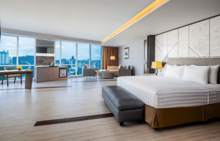 Kamar Junior Suite di Aston Makassar Hotel & Convention Center