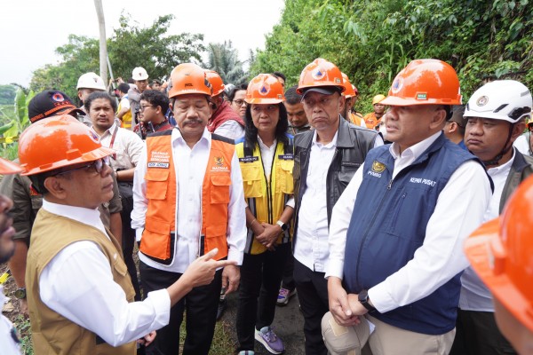 Para pejabat melakukan kunjungan kerja ke lokasi terdampak bencana alam tanah bergerak di Desa Pasirmunjul, Kabupaten Purwakarta, Provinsi Jawa Barat
