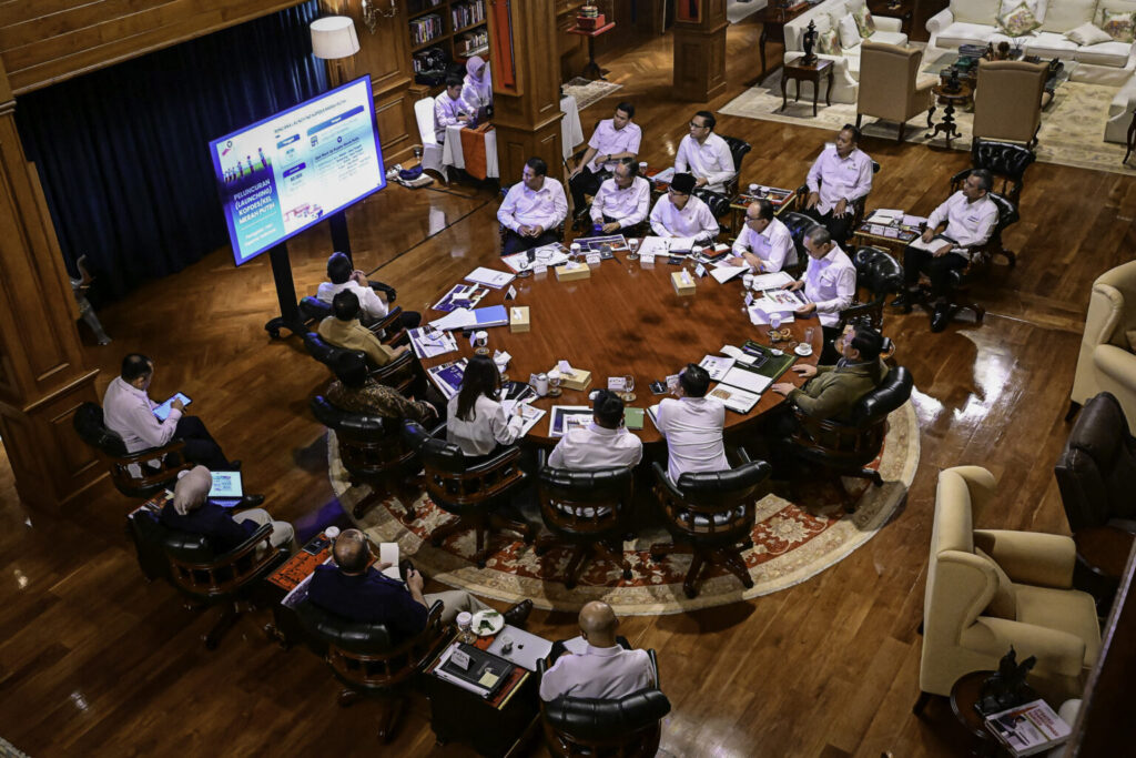 Presiden Prabowo Subianto kembali menggelar rapat terbatas di kediaman pribadinya di Hambalang, Kabupaten Bogor, pada Senin, 23 Juni 2025.