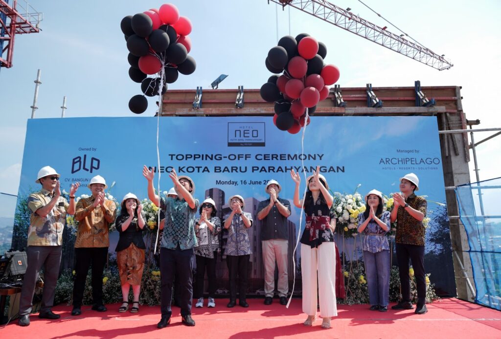 Topping off Hotel Neo Kota Baru Parahyangan Bandung