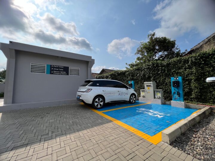 Pengisian mobil listrik di Aston Serang