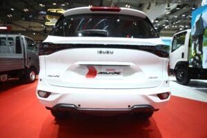 Isuzu mu-x 2025 tampilan belakang