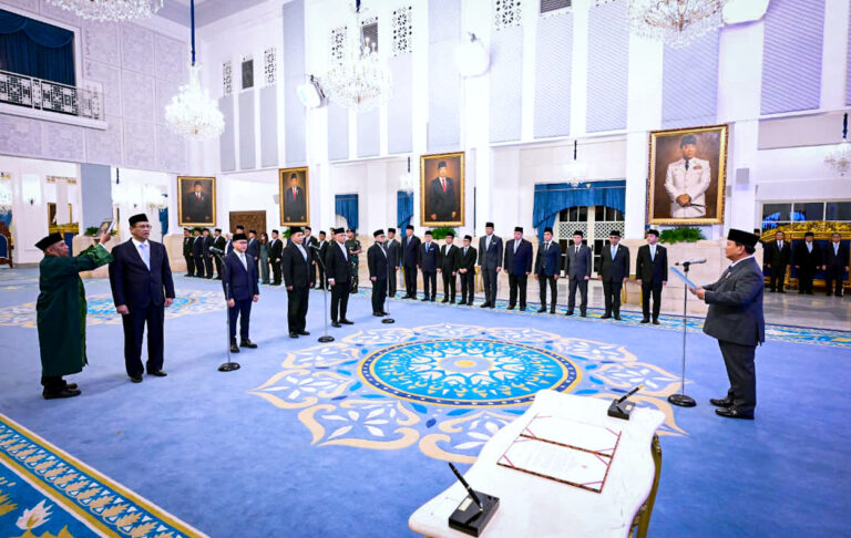 Presiden melantik menteri di Istana Negara.